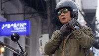 Sejak 2018 RK diketahui kerap mengendarai Royal Enfield Classic 500 Battle Green. Ia berpose di depan kedai Kopi Jabarano di Jalan Braga, Bandung. “Saya mendesain outfit of the day untuk para lelaki yang suka outdoor dan menikmati keindahan perjalanan melalui motor,” tulisnya, 2 Desember 2023.