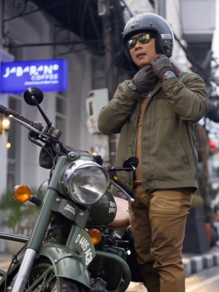 Ridwan Kamil bersama motornya Royal Enfield (dok. Instagram @ridwankamil)