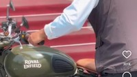 Terlihat RK kerap memposting foto bersama motor miliknya itu di Instagram. Beberapa foto memperlihatkan RK mengendarai Royal Enfield sambil mengenakan jaket ‘Gubernur Jawa Barat’. 1 (satu) unit Motor Royal Enfield, kata Jubir KPK Tessa Mahardhika kepada wartawan, Senin (14/4/2025).