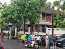 Warga Sebut KPK Obok-obok Rumah La Nyalla Mattalitti Sejak Siang Hari