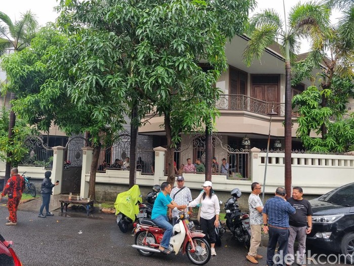rumah la nyalla mattaliti di mulyorejo surabaya digeledah kpk