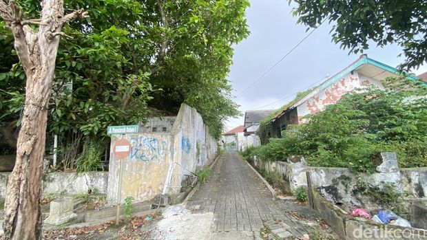 Rumah-rumah terbengkalai di Jalan Pamularsih Dalam, Kelurahan Bojongsalaman, Kecamatan Srmarang Barat, Kota Semarang, Senin (14/2/2025).
