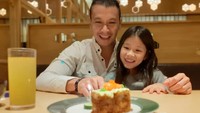Ini adalah momen kedekatan Samuel Rizal dan Drucilla Kalea Arifin saat makan di restoran. Mereka kompak memesan menu sushi. Foto: Instagram @samuelrizal