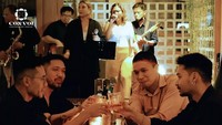 Nongkrong di bar bersama teman-teman, ini momen Samuel Rizal saat bersulang minuman tanda keakraban. Foto: Instagram @samuelrizal