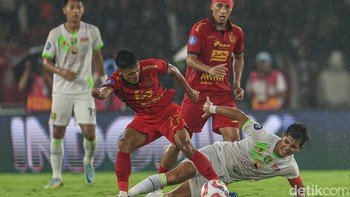 Pertandingan Persija vs Persebaya digelar di Stadion Gelora Bung Karno, Jakarta, Sabtu (12/4/2025). Rizky Ridho cs harus puas berbagi poin dengan Bajul Ijo  dengan skor 1-1.
