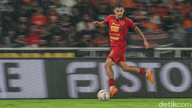 Pertandingan Persija vs Persebaya digelar di Stadion Gelora Bung Karno, Jakarta, Sabtu (12/4/2025). Rizky Ridho cs harus puas berbagi poin dengan Bajul Ijo  dengan skor 1-1. Teknologi kamera semakin maju, hal itu memudahkan para fotografer dalam menjalankan tugasnya. DetikInet mendapat kesempatan untuk menjajal kamera teranyar dari Canon yaitu Canon R1. Begini performanya.