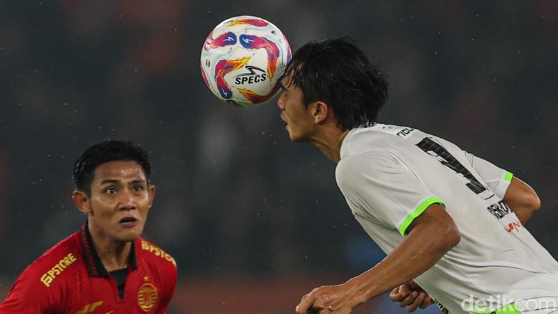 Pertandingan Persija vs Persebaya digelar di Stadion Gelora Bung Karno, Jakarta, Sabtu (12/4/2025). Rizky Ridho cs harus puas berbagi poin dengan Bajul Ijo  dengan skor 1-1. Teknologi kamera semakin maju, hal itu memudahkan para fotografer dalam menjalankan tugasnya. DetikInet mendapat kesempatan untuk menjajal kamera teranyar dari Canon yaitu Canon R1. Begini performanya.