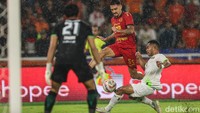 Pertandingan Persija vs Persebaya digelar di Stadion Gelora Bung Karno, Jakarta, Sabtu (12/4/2025). Rizky Ridho cs harus puas berbagi poin dengan Bajul Ijo  dengan skor 1-1. Teknologi kamera semakin maju, hal itu memudahkan para fotografer dalam menjalankan tugasnya. DetikInet mendapat kesempatan untuk menjajal kamera teranyar dari Canon yaitu Canon R1. Begini performanya.