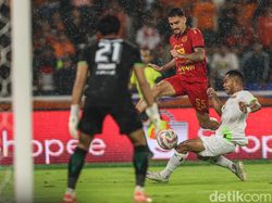 Sensasi Motret Pertandingan Sepakbola Pakai Canon EOS R1