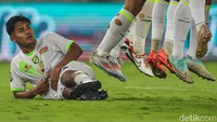 Pertandingan Persija vs Persebaya digelar di Stadion Gelora Bung Karno, Jakarta, Sabtu (12/4/2025). Rizky Ridho cs harus puas berbagi poin dengan Bajul Ijo  dengan skor 1-1. Teknologi kamera semakin maju, hal itu memudahkan para fotografer dalam menjalankan tugasnya. DetikInet mendapat kesempatan untuk menjajal kamera teranyar dari Canon yaitu Canon R1. Begini performanya.