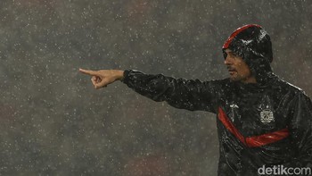 Dalam kesempatan ini DetikInet menguji ketangguhan kamera Canon EOS R1 dalam keadaan hujan, tentu dibantu dengan payung dan jas hujan kamera ini dapat tetap mendeteksi aksi dari setiap pesepakbola meski hujan turun sangat deras. Ternyata kamera ini memiliki Weather Sealing yang membuatnya memiliki daya tahan terhadap debu dan tetesan air.