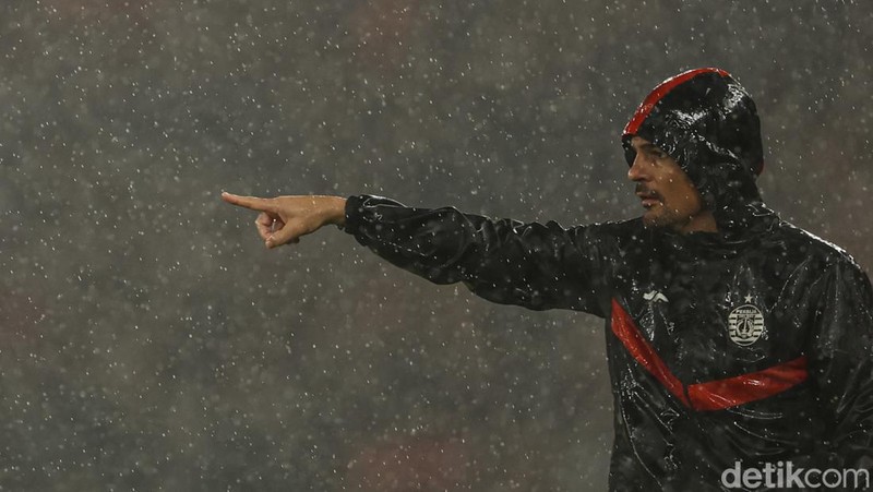 Pertandingan Persija vs Persebaya digelar di Stadion Gelora Bung Karno, Jakarta, Sabtu (12/4/2025). Rizky Ridho cs harus puas berbagi poin dengan Bajul Ijo  dengan skor 1-1. Teknologi kamera semakin maju, hal itu memudahkan para fotografer dalam menjalankan tugasnya. DetikInet mendapat kesempatan untuk menjajal kamera teranyar dari Canon yaitu Canon R1. Begini performanya.