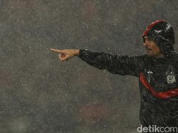 Sensasi Motret Pertandingan Sepakbola Pakai Canon EOS R1