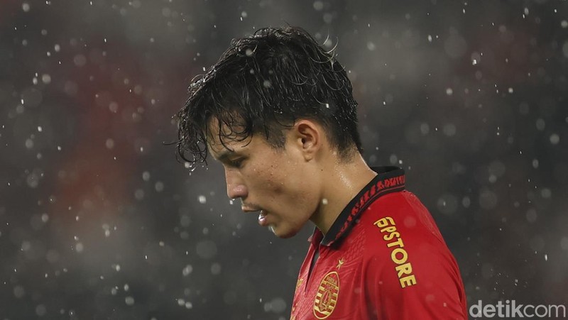 Pertandingan Persija vs Persebaya digelar di Stadion Gelora Bung Karno, Jakarta, Sabtu (12/4/2025). Rizky Ridho cs harus puas berbagi poin dengan Bajul Ijo  dengan skor 1-1. Teknologi kamera semakin maju, hal itu memudahkan para fotografer dalam menjalankan tugasnya. DetikInet mendapat kesempatan untuk menjajal kamera teranyar dari Canon yaitu Canon R1. Begini performanya.