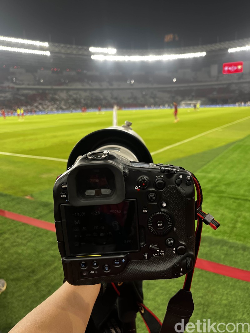 Pertandingan Persija vs Persebaya digelar di Stadion Gelora Bung Karno, Jakarta, Sabtu (12/4/2025). Rizky Ridho cs harus puas berbagi poin dengan Bajul Ijo  dengan skor 1-1. Teknologi kamera semakin maju, hal itu memudahkan para fotografer dalam menjalankan tugasnya. DetikInet mendapat kesempatan untuk menjajal kamera teranyar dari Canon yaitu Canon R1. Begini performanya.