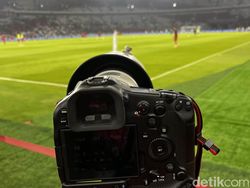 Sensasi Motret Pertandingan Sepakbola Pakai Canon EOS R1