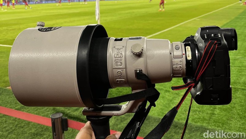 Teknologi kamera semakin maju, hal itu memudahkan para fotografer dalam menjalankan tugasnya. DetikInet mendapat kesempatan untuk menjajal kamera teranyar dari Canon yaitu Canon R1. Begini performanya.