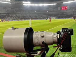 Sensasi Motret Pertandingan Sepakbola Pakai Canon EOS R1