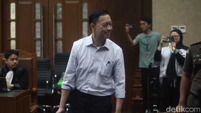 Senyum Tom Lembong Saat Jalani Sidang Lanjutan