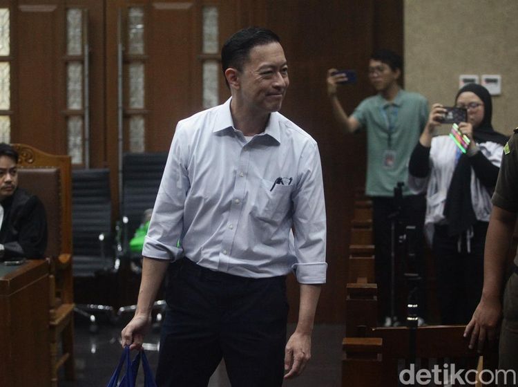 Senyum Tom Lembong Saat Jalani Sidang Lanjutan