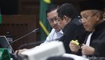 Senyum Tom Lembong Saat Jalani Sidang Lanjutan