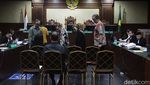 Senyum Tom Lembong Saat Jalani Sidang Lanjutan