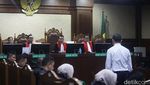 Senyum Tom Lembong Saat Jalani Sidang Lanjutan