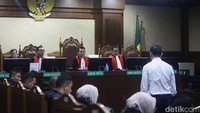 Dalam kasus suap terkait vonis lepas ini, sudah ada 7 orang yang ditetapkan sebagai tersangka. Mereka ialah Muhammad Arif Nuryanto selaku Ketua Pengadilan Negeri Jakarta Selatan; Marcella Santoso dan Ariyanto selaku pengacara; panitera muda pada Pengadilan Negeri Jakarta Utara, Wahyu Gunawan; hakim Agam Syarif Baharudin; hakim Ali Muhtarom; serta hakim Djuyamto.