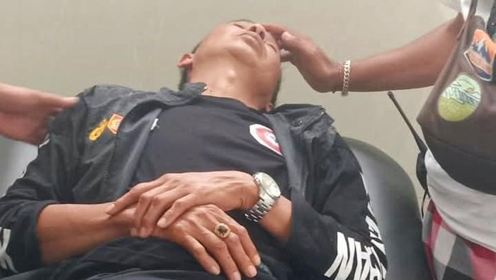 Seorang pecalang menjadi dipukul oleh pemedek saat bertugas di Pura Agung Besakih, Senin (14/4/2025). (Foto: Dok. Istimewa)