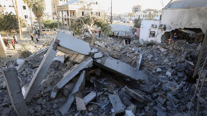 Palestinians inspect the damage after two Israeli missiles hit a building inside the Al-Ahli Arab Baptist Hospital, shortly after patients were evacuated following a call from someone who identified himself with Israeli security, in Gaza City, April 13, 2025. REUTERS/Dawoud Abu Alkas