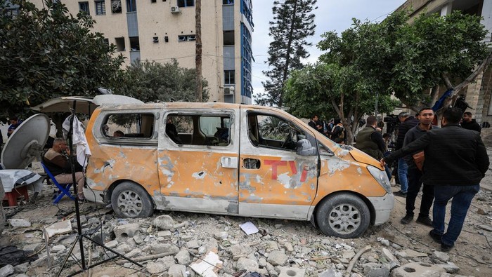 Palestinians inspect the damage after two Israeli missiles hit a building inside the Al-Ahli Arab Baptist Hospital, shortly after patients were evacuated following a call from someone who identified himself with Israeli security, in Gaza City, April 13, 2025. REUTERS/Dawoud Abu Alkas