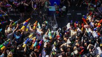 Para pengunjung yang basah kuyup berjalan-jalan di sepanjang jalan sepanjang setengah kilometer (0,3 mil) di Khaosan Road, dengan gembira menyiramkan air dan menari mengikuti alunan musik dari bar dan pedagang di pinggir jalan.