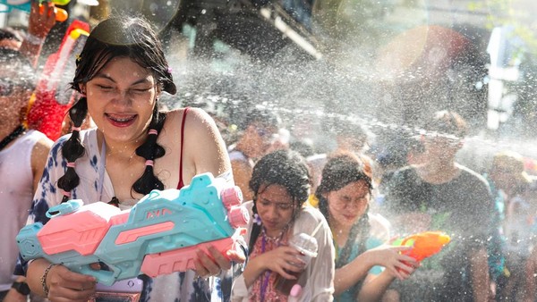 Serunya Perang Air Rayakan Tahun Baru Tradisional Songkran di Thailand