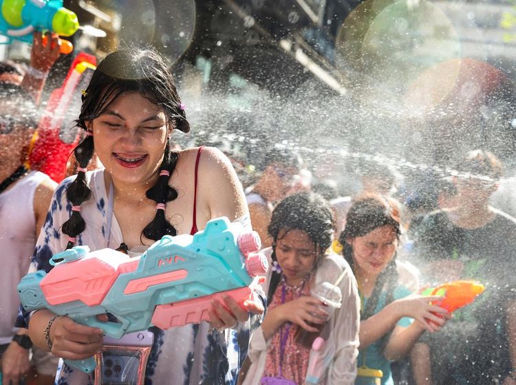 Serunya Perang Air Rayakan Tahun Baru Tradisional Songkran di Thailand