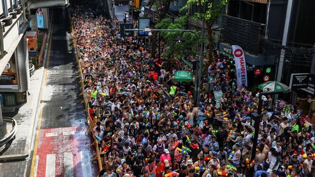 Revellers play with water as they celebrate the Songkran holiday, which marks the Thai New Year, in Bangkok, Thailand, April 13, 2025. REUTERS/Chalinee Thirasupa