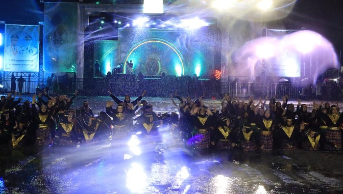Penari saat tampil di acara pembukaan Seleksi Tilawatil Quran dan Hadist (STQH) XXX tingkat Provinsi Sulawesi Selatan (Sulsel) di Masamba, Luwu Utara.