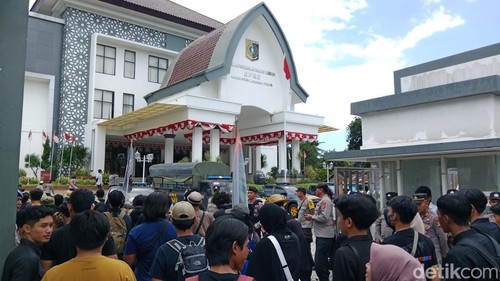 Suasana aksi demonstrasi tolak UU TNI oleh Aliansi Masyarakat Lombok Timur di kantor DPRD Lombok Timur, NTB, Senin (14/4/2025). (Foto: Sanusi Ardi W/detikBali)