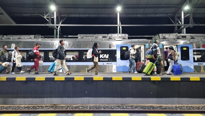 Suasana penumpang kereta api di Stasiun Tugu Yogyakarta, Senin (14/4/2025)