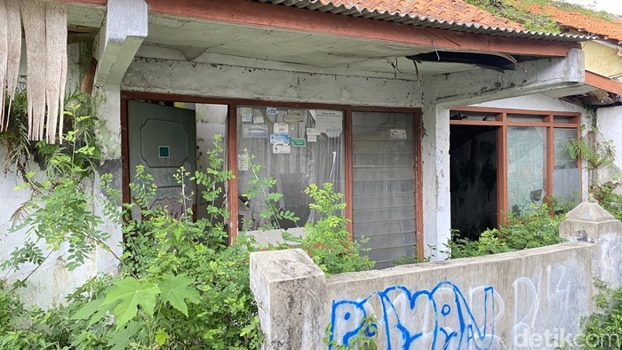 Suasana rumah dinas kosong di Jalan Pamularsih Dalam, Kelurahan Bojongsalaman, Kecamatan Semarang Barat, Senin (14/3/2025).