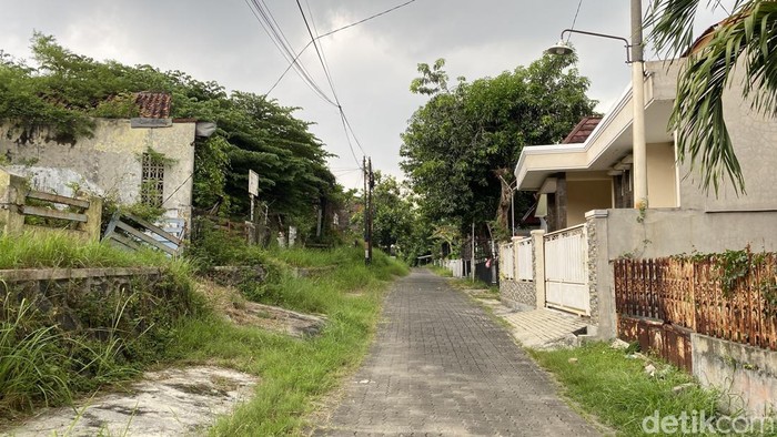 Suasana rumah dinas kosong di Jalan Pamularsih Dalam, Kelurahan Bojongsalaman, Kecamatan Semarang Barat, Senin (14/3/2025).