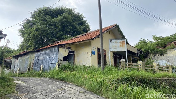 Suasana rumah dinas kosong di Jalan Pamularsih Dalam, Kelurahan Bojongsalaman, Kecamatan Semarang Barat, Senin (14/3/2025).