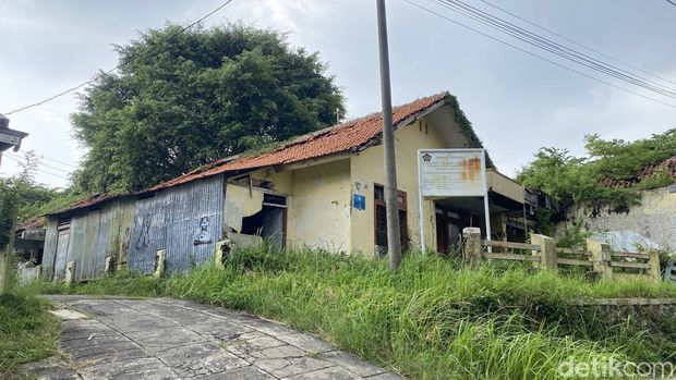 Suasana rumah dinas kosong di Jalan Pamularsih Dalam, Kelurahan Bojongsalaman, Kecamatan Semarang Barat, Senin (14/3/2025).