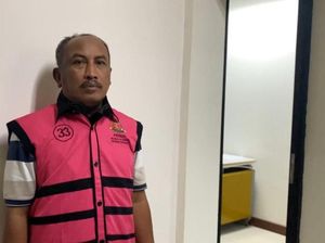Simpan Rp 5,5 M di Kolong Kasur, Intip Garasi Hakim Tersangka Kasus Suap
