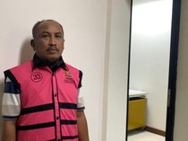 Simpan Rp 5,5 M di Kolong Kasur, Intip Garasi Hakim Tersangka Kasus Suap
