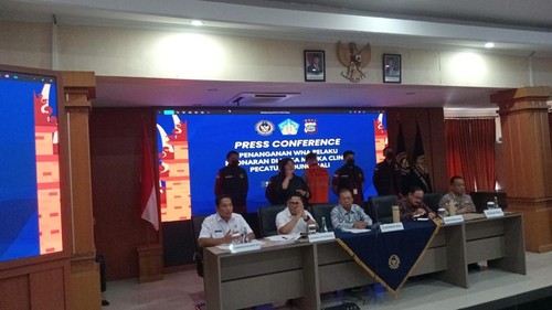 Konferensi pers Imigrasi Denpasar bersama Gubernur Bali Wayan Koster, Senin (14/4/2025) terkait bule AS yang mengamuk di Klinik Nusa Medika Bali. (Aryo Mahendro/detikBali)