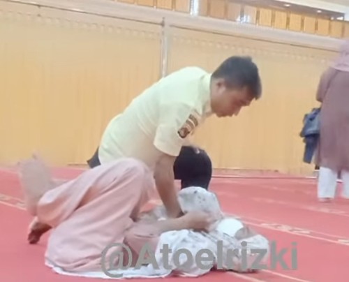 Tangkapan layar pria menyamar jadi jemaah perempuan di IC Mataram, Senin (14/4/2025). (Istimewa)