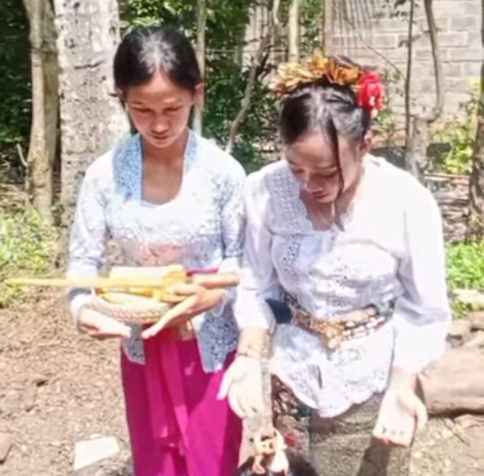 Tangkapan layar video pernikahan adat I Wayan Agus Suartama dan Ni Luh Nopianti (kanan). Namun, Agus tidak menghadiri prosesi pernikahan adat itu dan sosoknya digantikan dengan keris. (Foto: Instagram InfoBali)