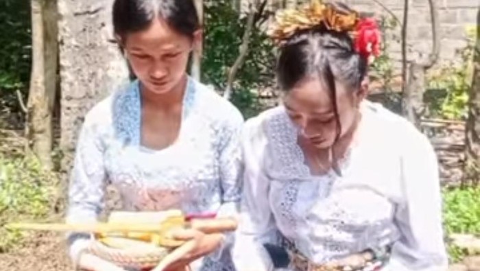 Tangkapan layar video pernikahan adat I Wayan Agus Suartama dan Ni Luh Nopianti (kanan). Namun, Agus tidak menghadiri prosesi pernikahan adat itu dan sosoknya digantikan dengan keris. (Foto: Instagram InfoBali)