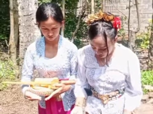 Tangkapan layar video pernikahan adat I Wayan Agus Suartama dan Ni Luh Nopianti (kanan). Namun, Agus tidak menghadiri prosesi pernikahan adat itu dan sosoknya digantikan dengan keris. (Foto: Instagram InfoBali)