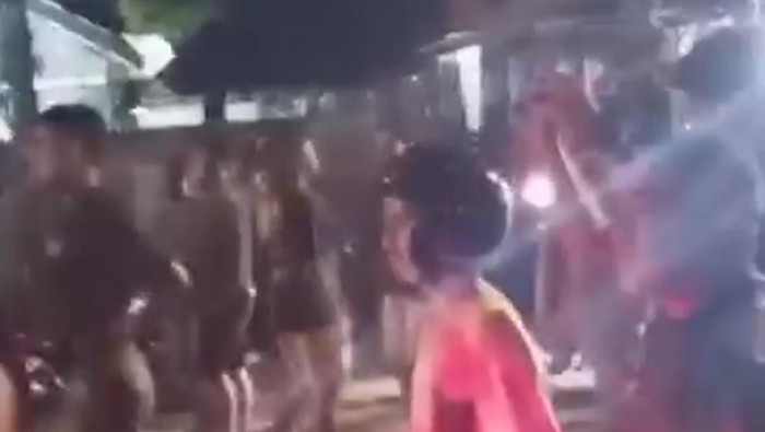 Tawuran pemuda di Jalan Timor Raya KM 10, Kota Kupang, NTT, dini hari, Senin (14/4/2025). (Istimewa).